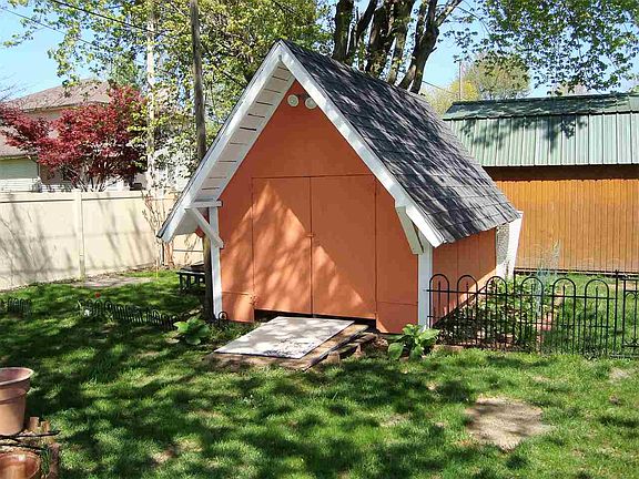 4th image of 1044 Holly Dr