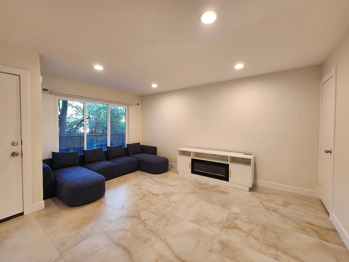Building Photo - 408 Burchett St #6