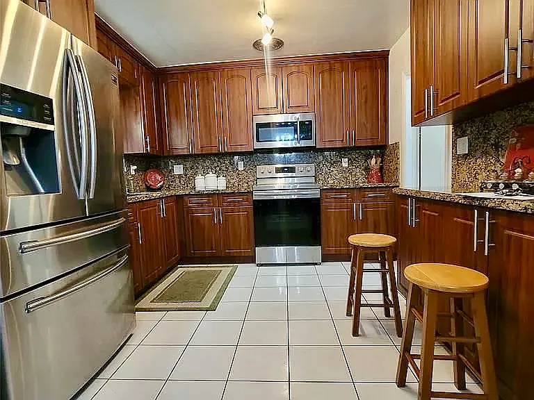 3126 Pierce St — Photo 2