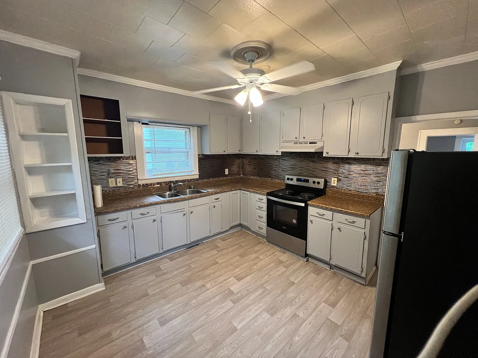 610 Holt Ave — Photo 3