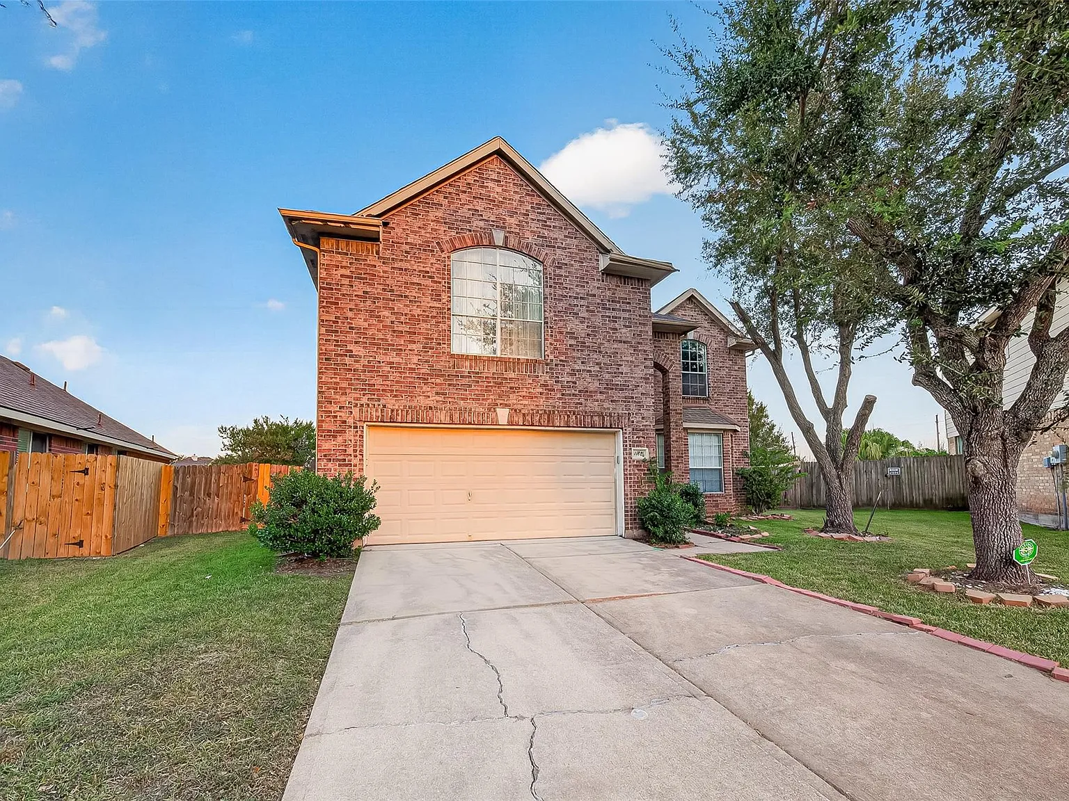 4 bed, 3.0 bath, 2600 sqft, $2,450 — Photo 2