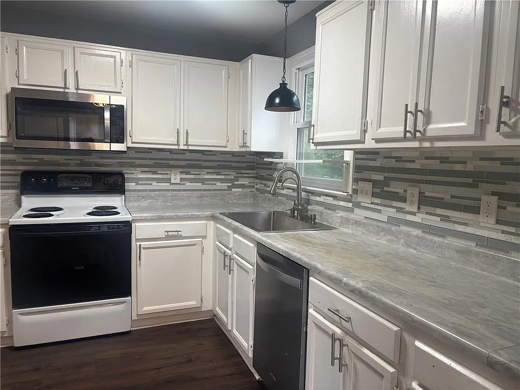 4 bed, 3.0 bath, 2260 sqft, $3,000 — Photo 4
