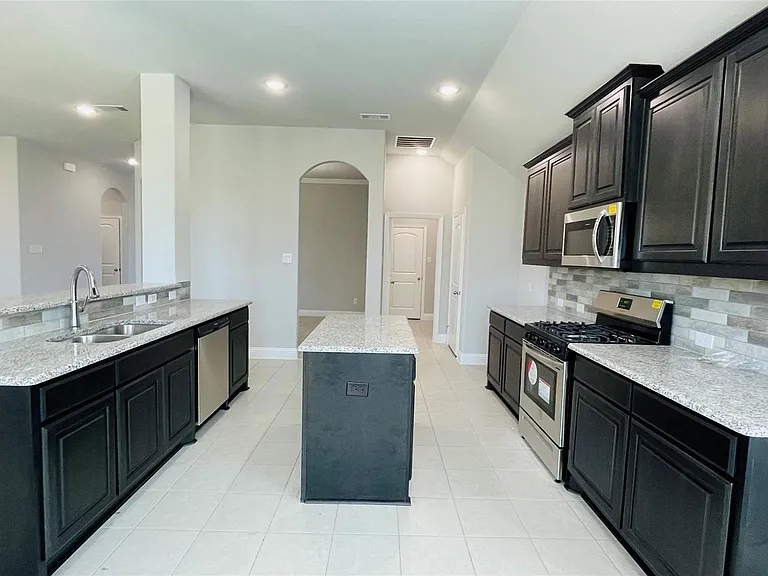 325 Delaford Dr — Photo 5