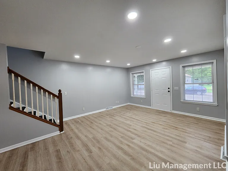 1042 N Traub Ave — Photo 3