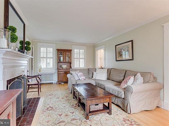 4th image of 16 W Oak St
