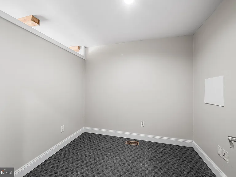 619 S 42nd St — Photo 22