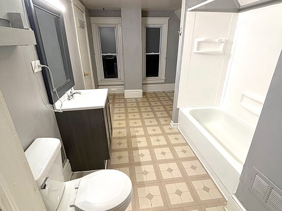 5th image of 329 Short St #B