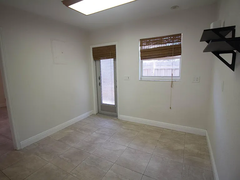 909 NE 12th Ave — Photo 12