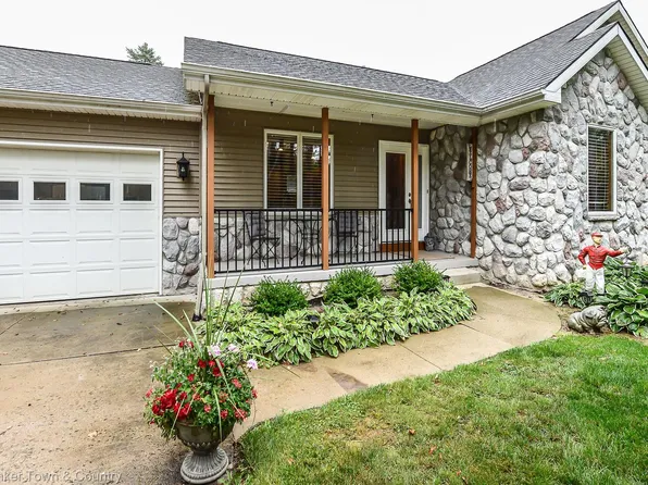 9519 Silver Lake Rd, Linden, MI 48451