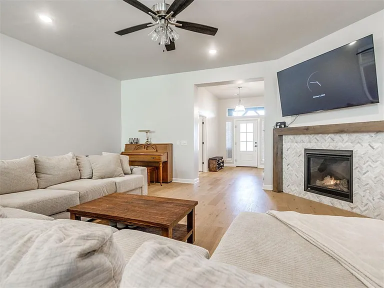 10516 NW 33rd Pl — Photo 29