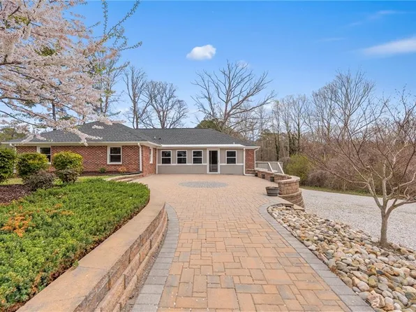 4861 Rochambeau Dr, Williamsburg, VA 23188