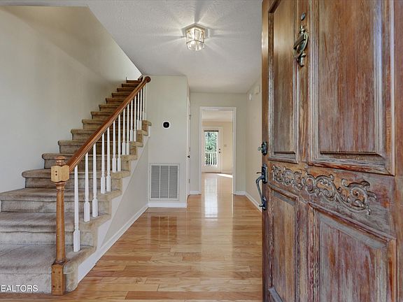 4th image of 1113 Farrington Dr