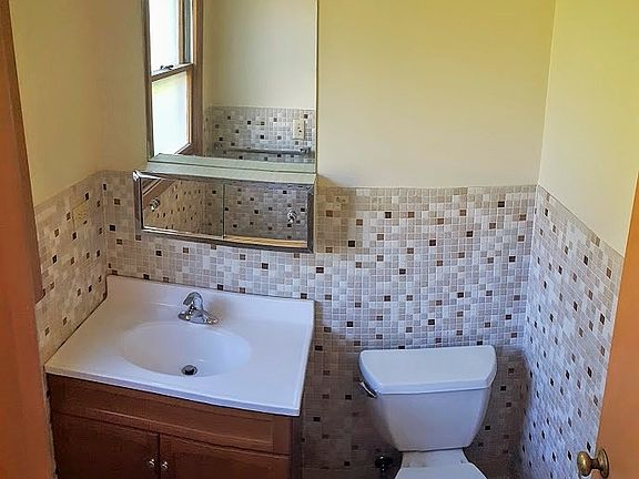 1st Floor Bath
