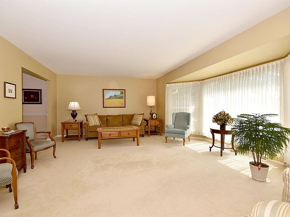 4th image of 2202 E Robinhood Ln