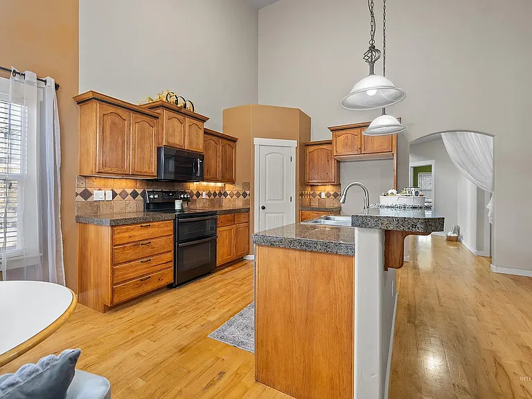12805 W Berghan St — Photo 16