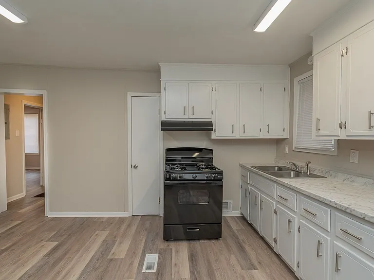 102 Curry St — Photo 15