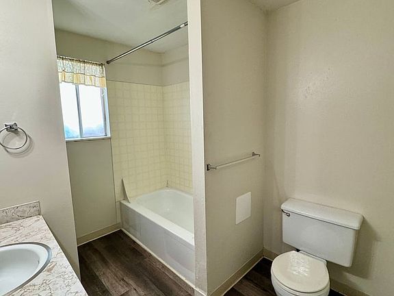 4th image of 1518-1520 Roosevelt Ave #2