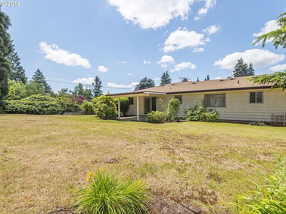 3rd image of 2307 SE Pine St
