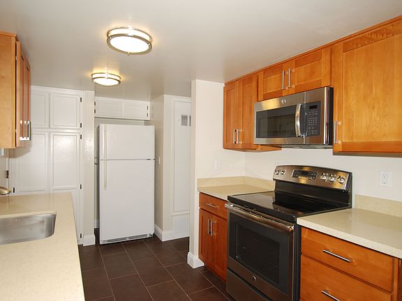 5th image of 224 Red Oak Dr E APT N