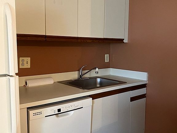 4th image of 10 Norman St APT 203