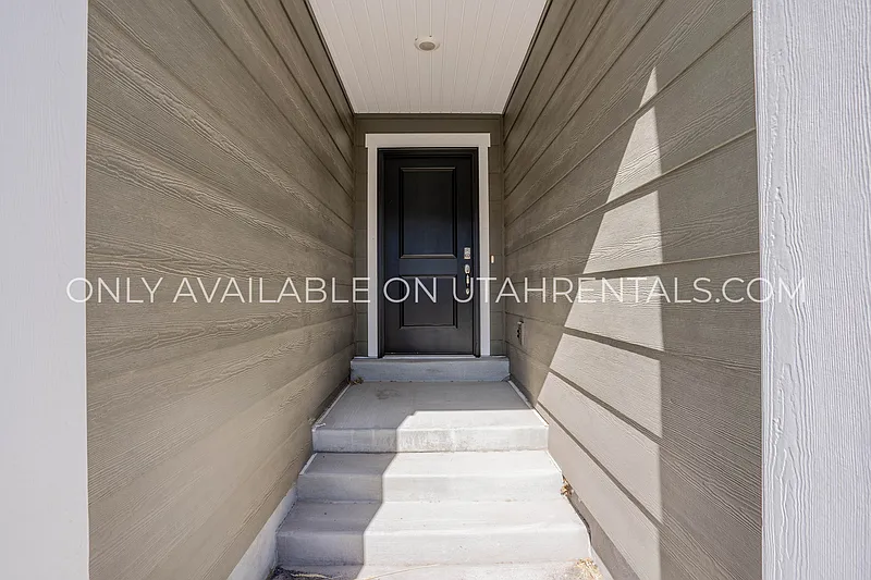 3 bed, 2.0 bath, 2300 sqft, $1,925 — Photo 2