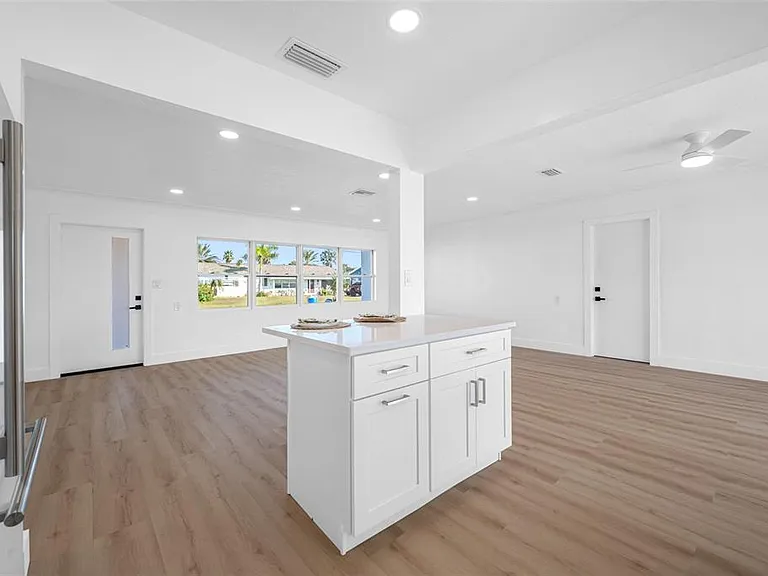 7930 Causeway Blvd S — Photo 15