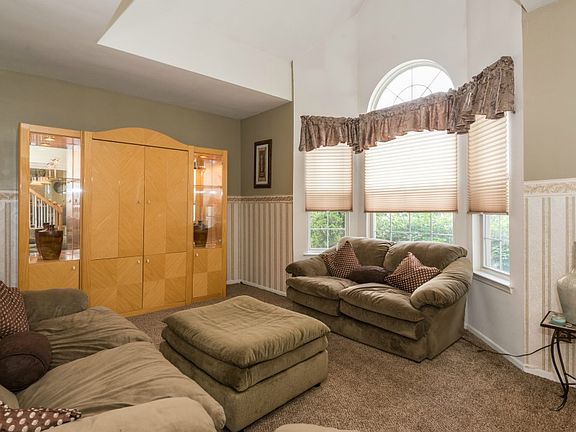 4th image of 14 Lilac Ln