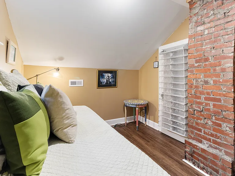 Landon's Room in the walk-up attic at Hunsucker's Place features two twin memory foam beds, a Smart TV, and a cozy ambiance. This charming space offers comfort and privacy, all just minutes from Downtown Greensboro and Cone Health Hospital.