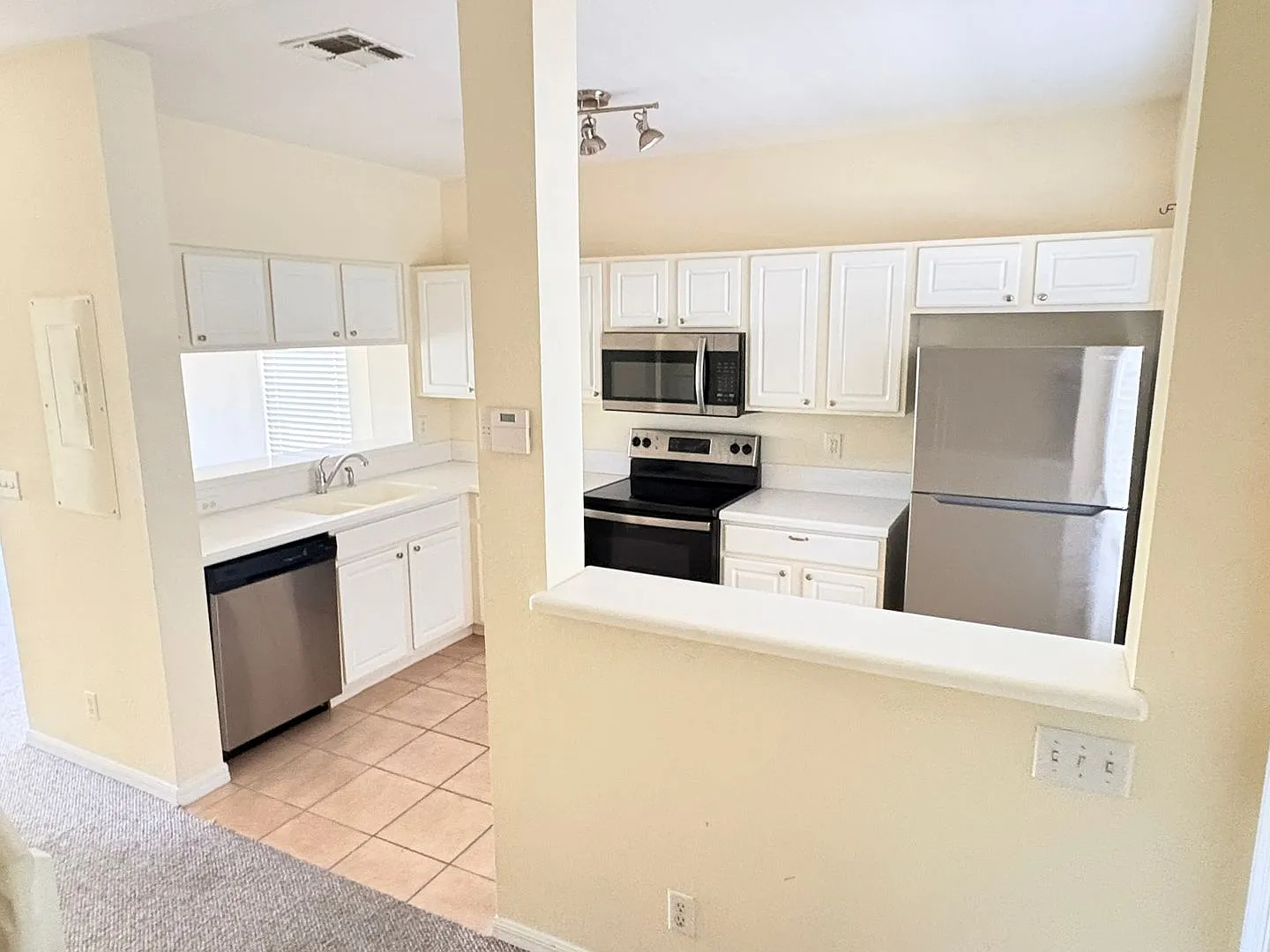 2/2.5 Townhome in Fort Myers for Rent — Photo 3