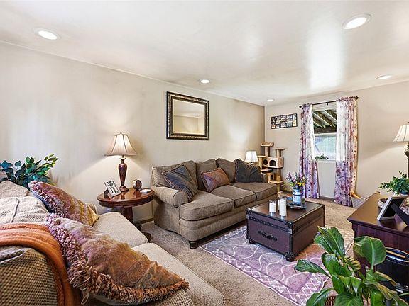 5th image of 223 Outlook St