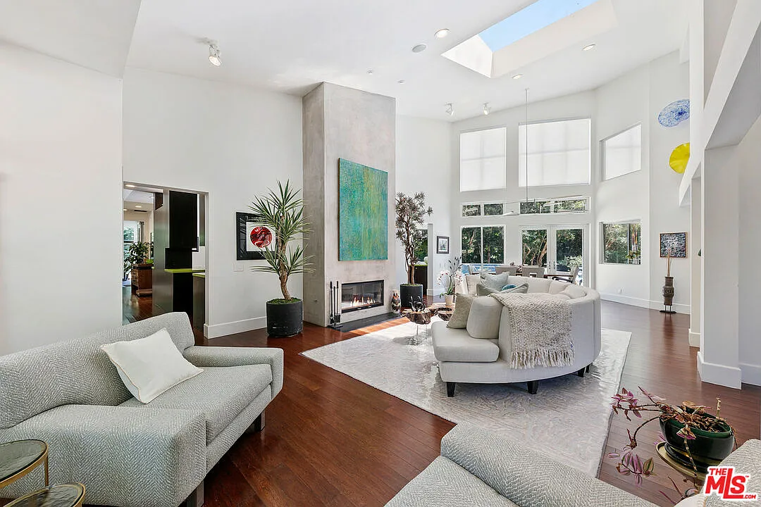 6 bed, 6.0 bath, 5117 sqft, $32,000 — Photo 2