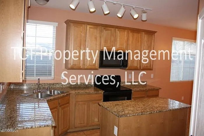 4 bed, 2.5 bath, 2015 sqft, $2,095 — Photo 2