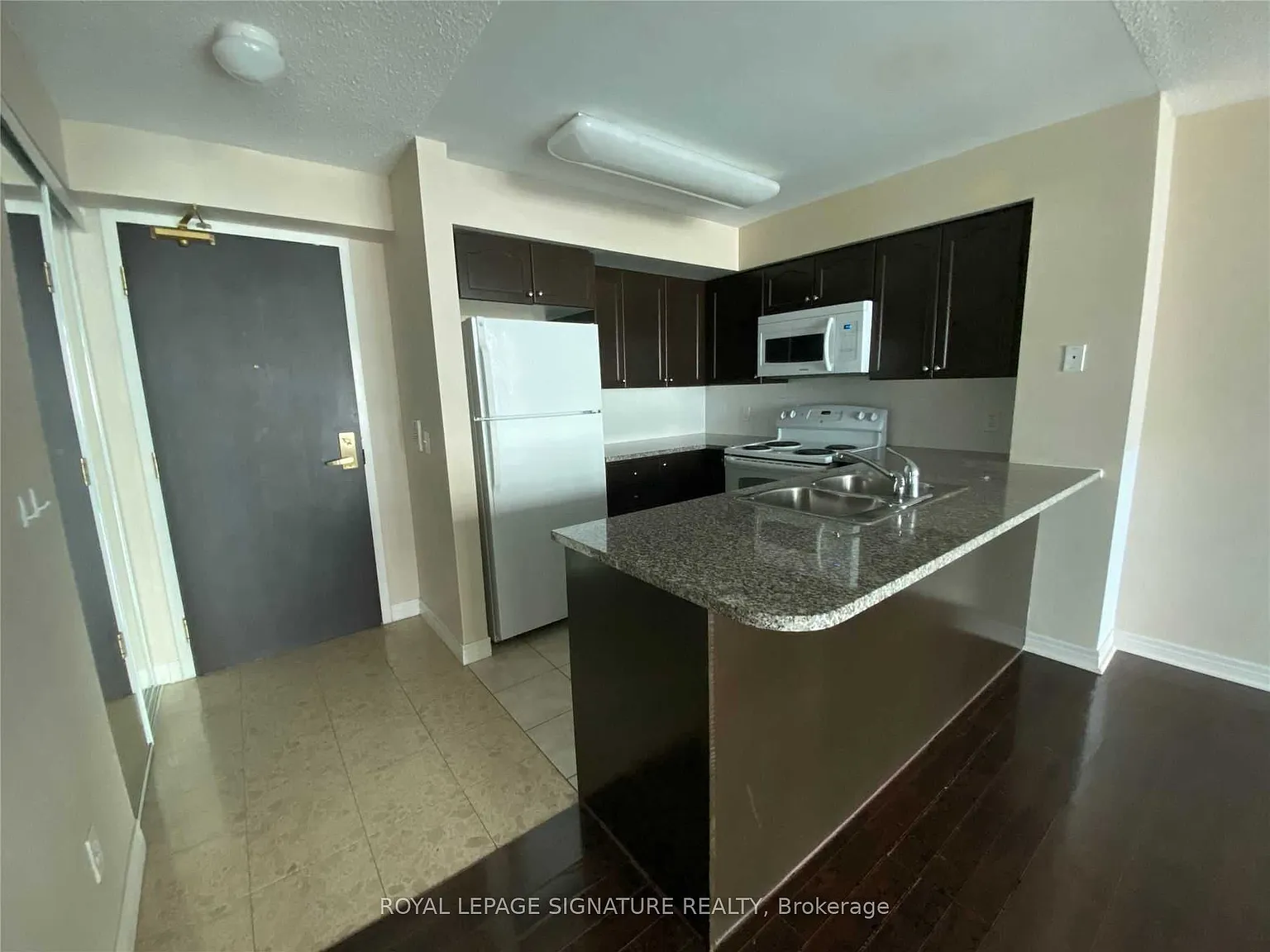 51 Lower Simcoe St — Photo 2