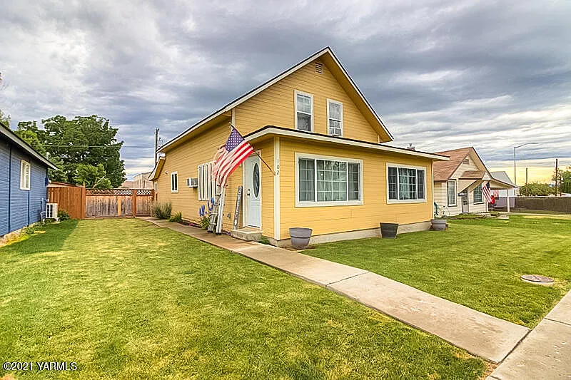 102 E Naches Ave photo 1