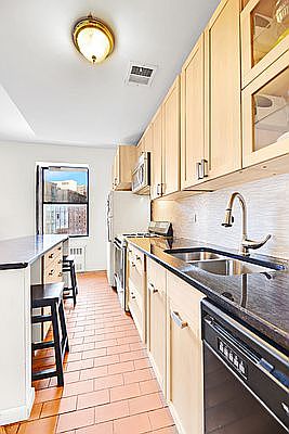 3rd image of 67 Hudson St APT 3C