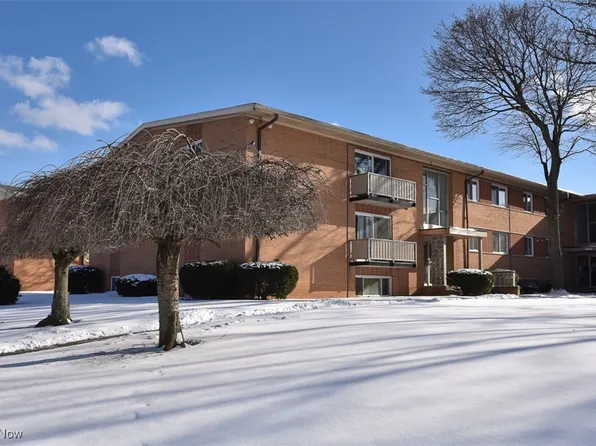 22071 River Oaks Dr APT A12, Rocky River, OH 44116