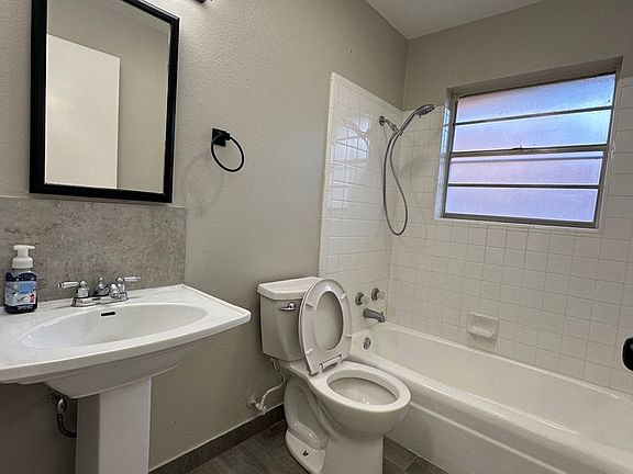 4th image of 505 Lake Dr