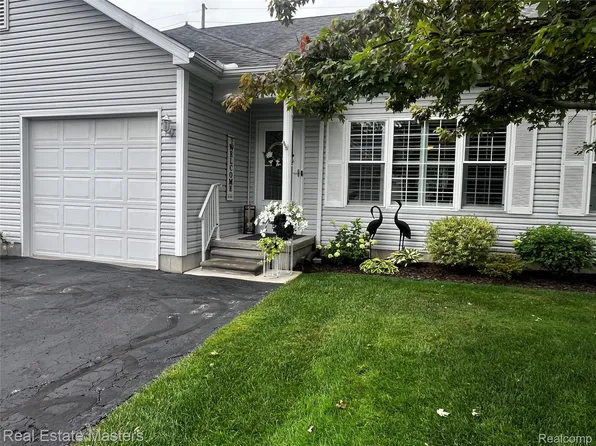 2055 Pauls Ct #2, Marysville, MI 48040