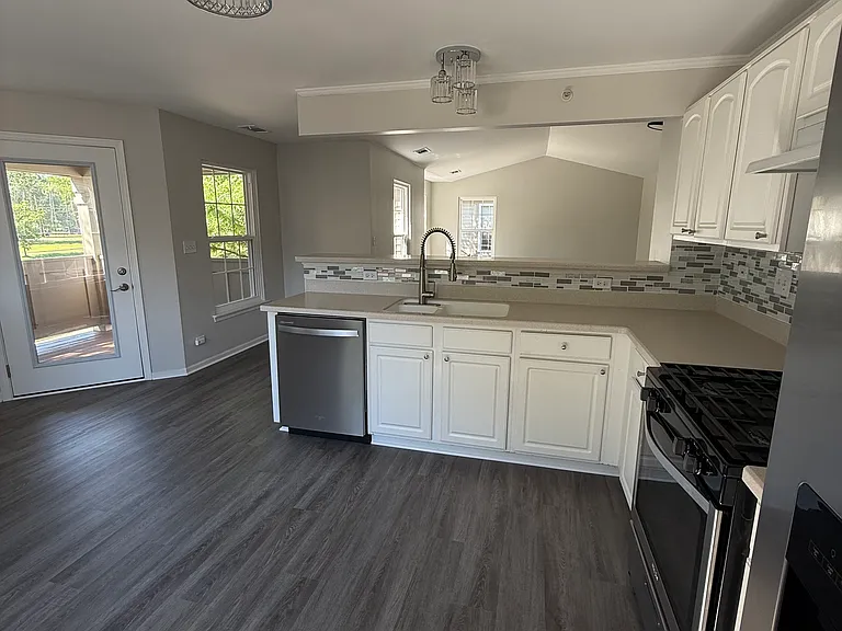 2276 Vanderbilt Dr — Photo 6