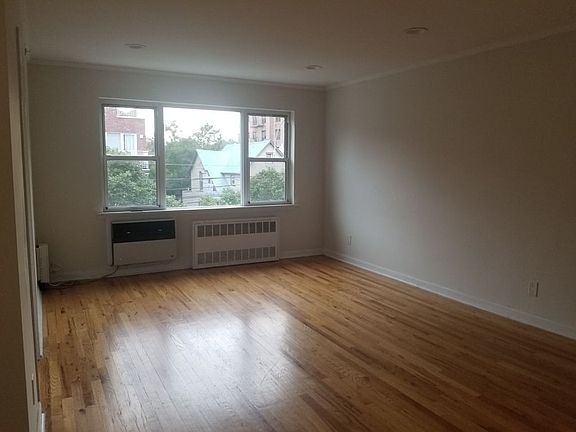4th image of 25-43 Crescent St #C