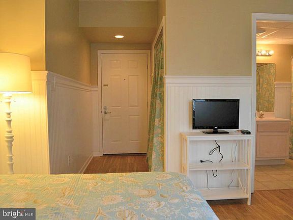 5th image of 1110 Wesley Ave #104