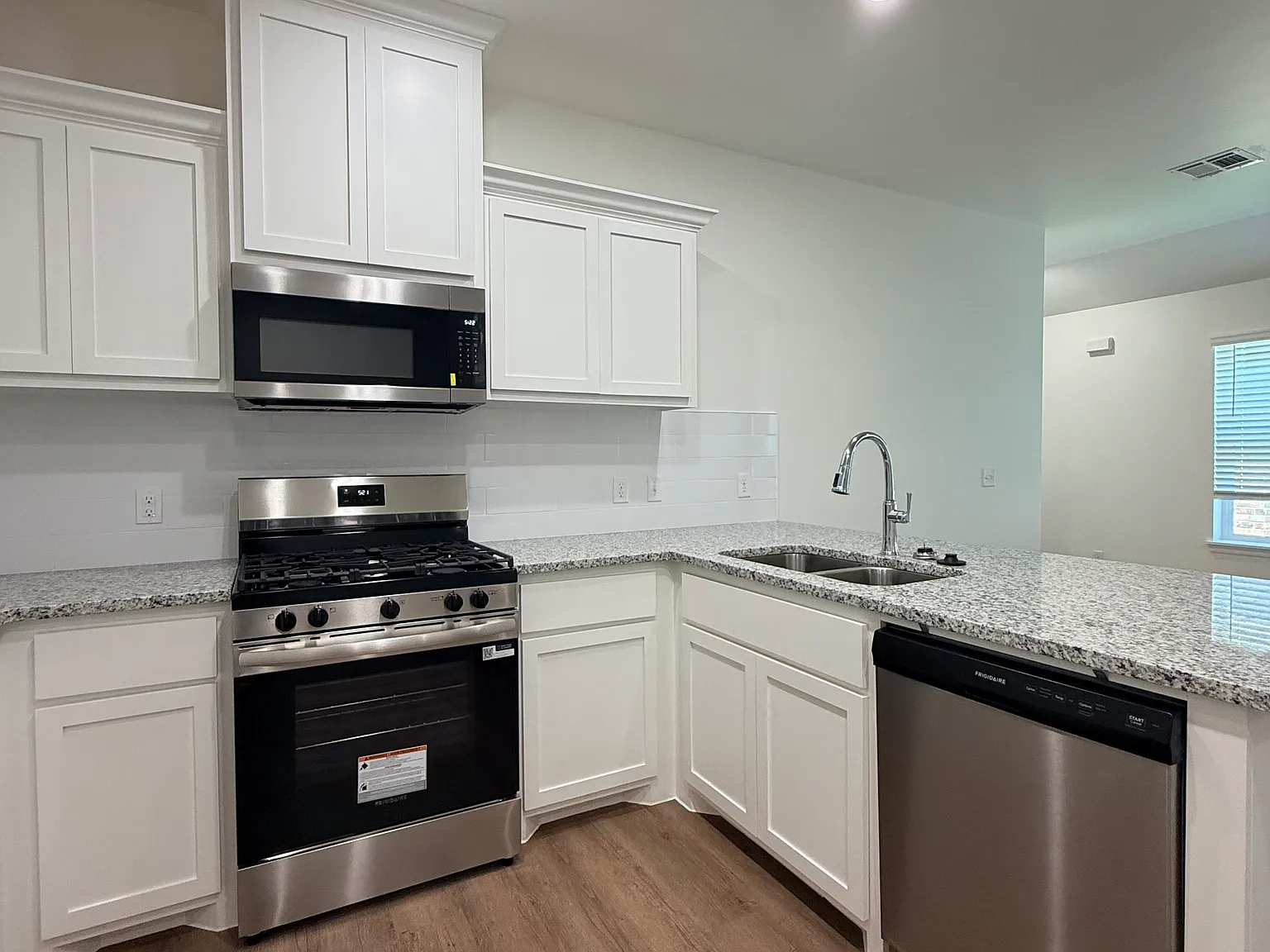 3 bed, 1250 sqft, $1,645 — Photo 4