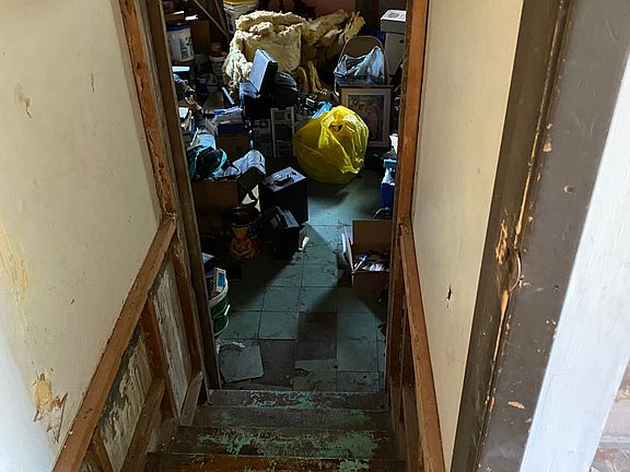 Stairs to basement 