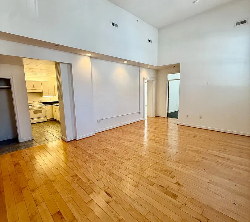325 W Broad St