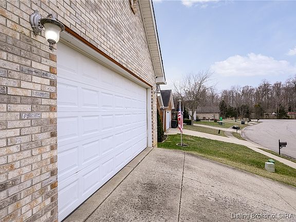 3rd image of 808 Twin Oaks Drive