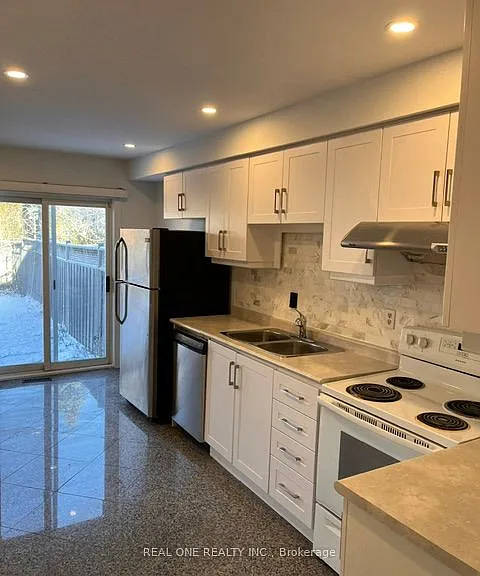 180 Kimono Cres — Photo 3