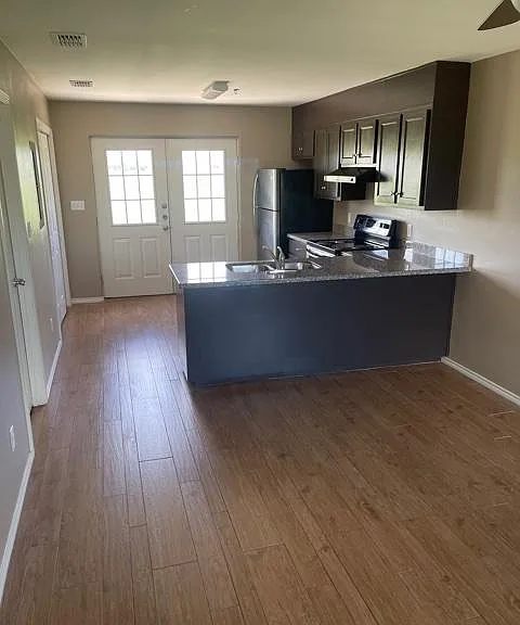 1202 W Carmen Ave — Photo 2