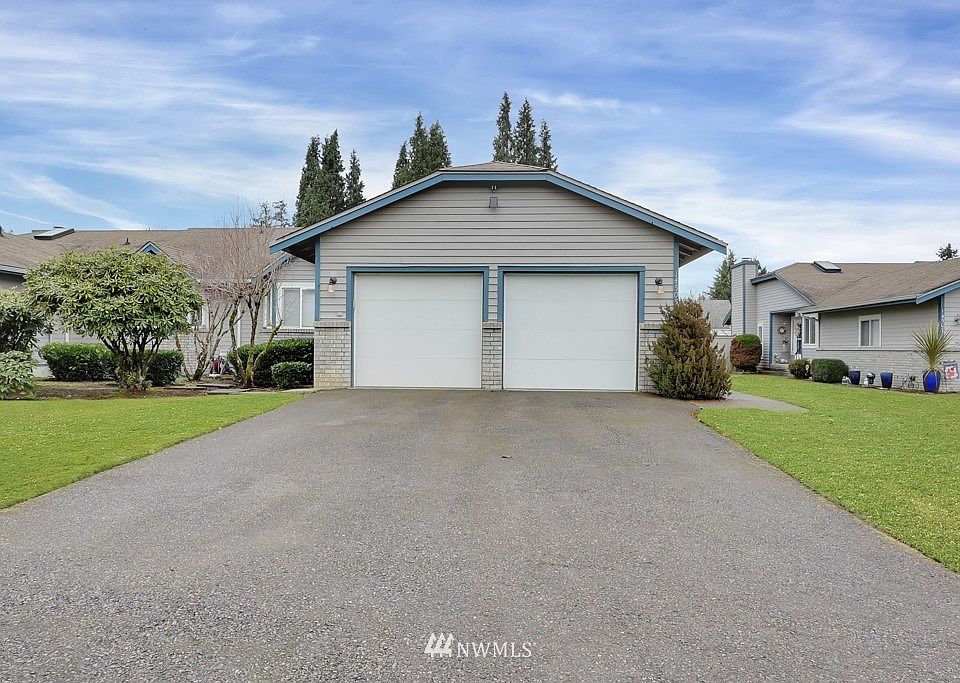 Welcome to Riverwood! This 1 story condo lives like a duplex enjoying plenty of driveway parking and a 2 car garage!