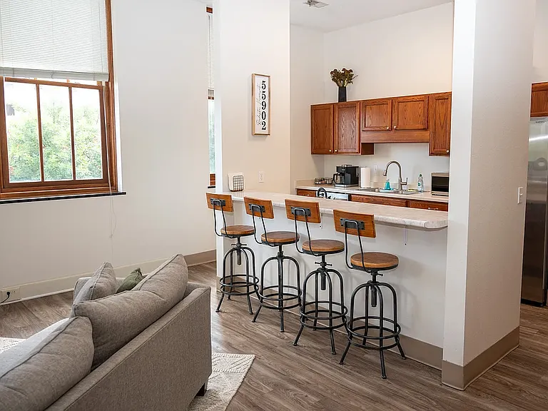 City Hall Apartments — Photo 1