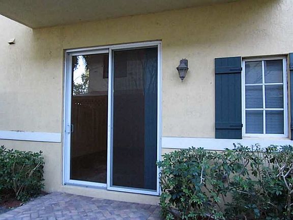 3rd image of 425 SE 13th St #425